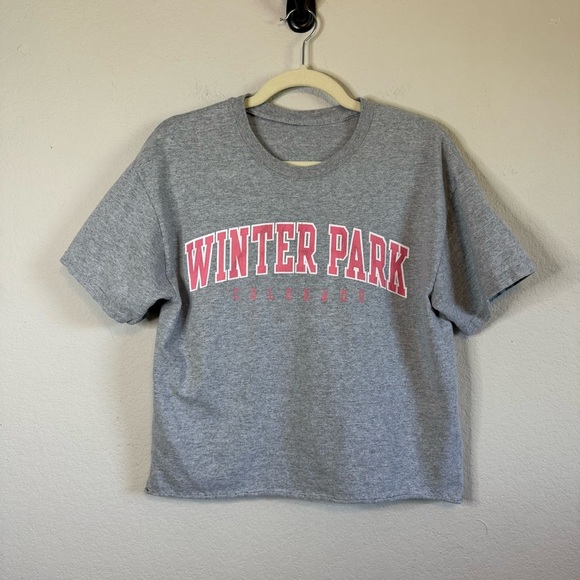 Winter Park Colorado Pink Spellout Gray Short Sleeve Cropped T Shirt - Picture 1 of 6